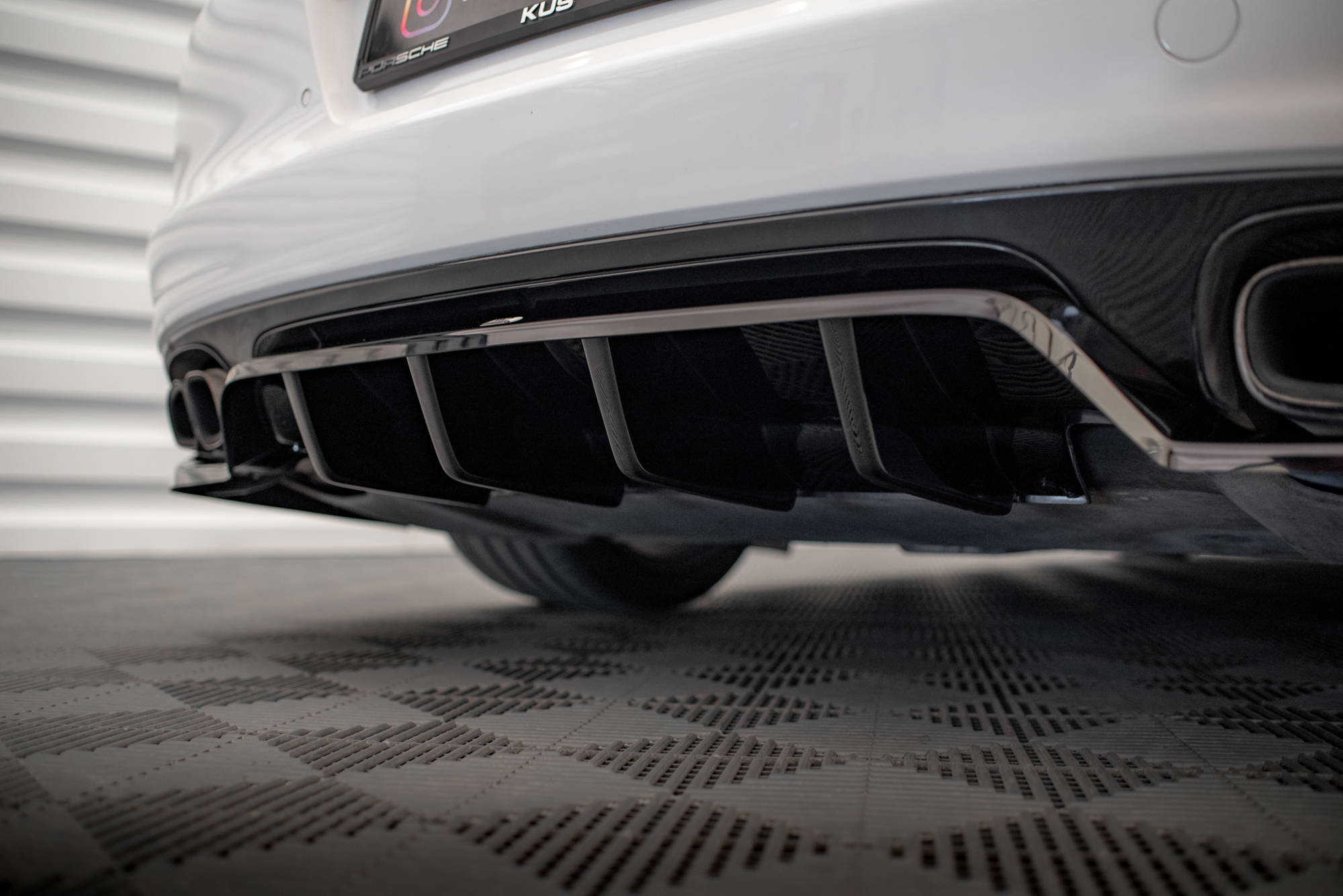 Rear Splitter (with vertical bars) Porsche Panamera Turbo 970 - Image 5