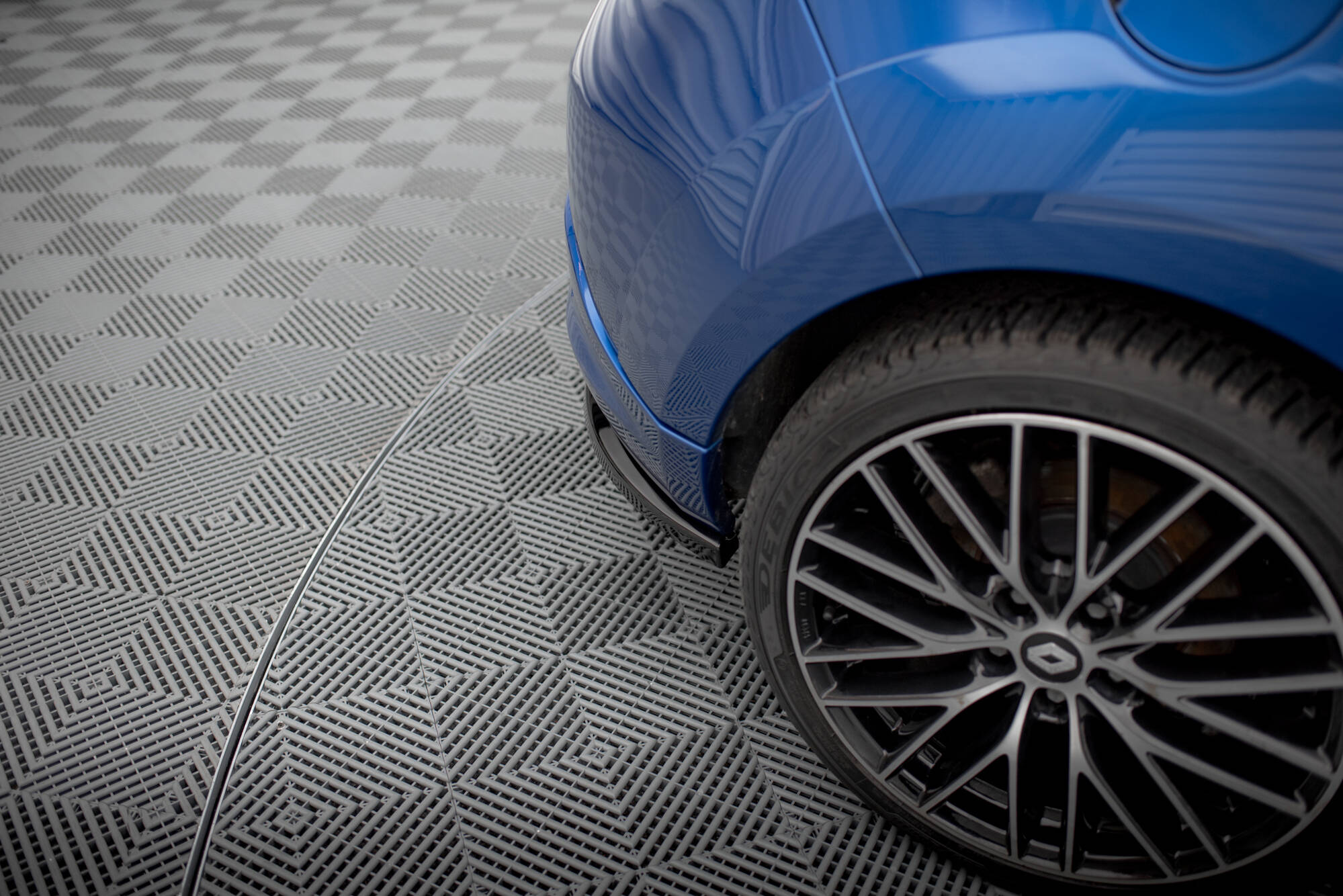 Rear Splitter (with vertical bars) Renault Megane RS Mk3 - Image 4