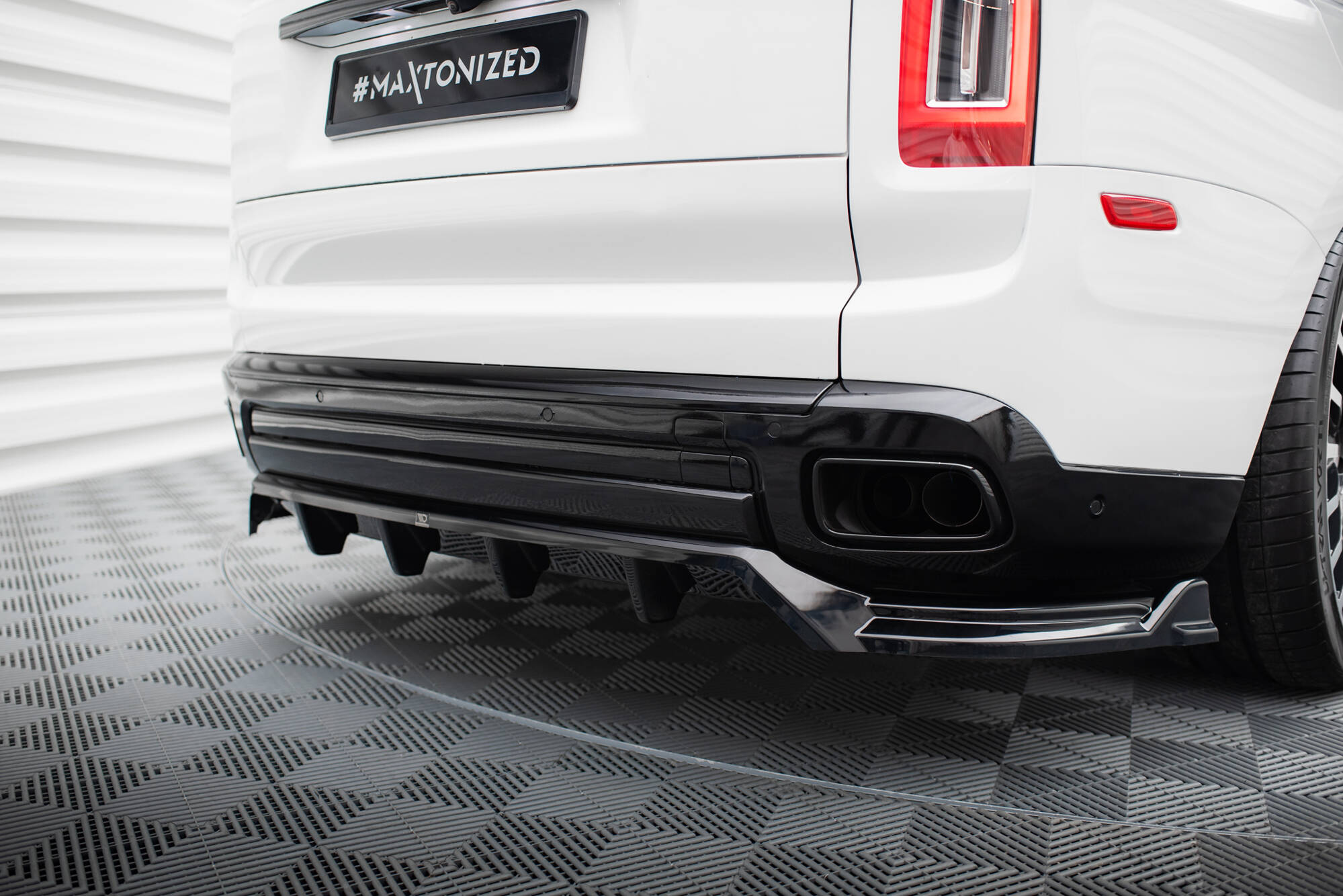 Rear Splitter (with vertical bars) Rolls Royce Cullinan - Image 5
