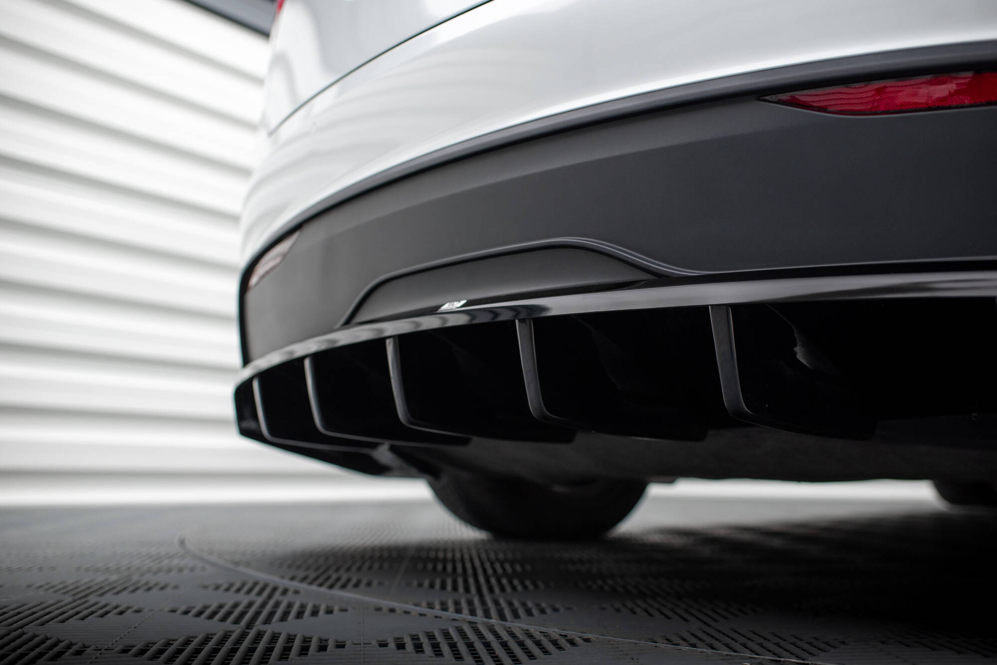 Rear Splitter (with vertical bars) Tesla Model X Mk1 Facelift - Image 5