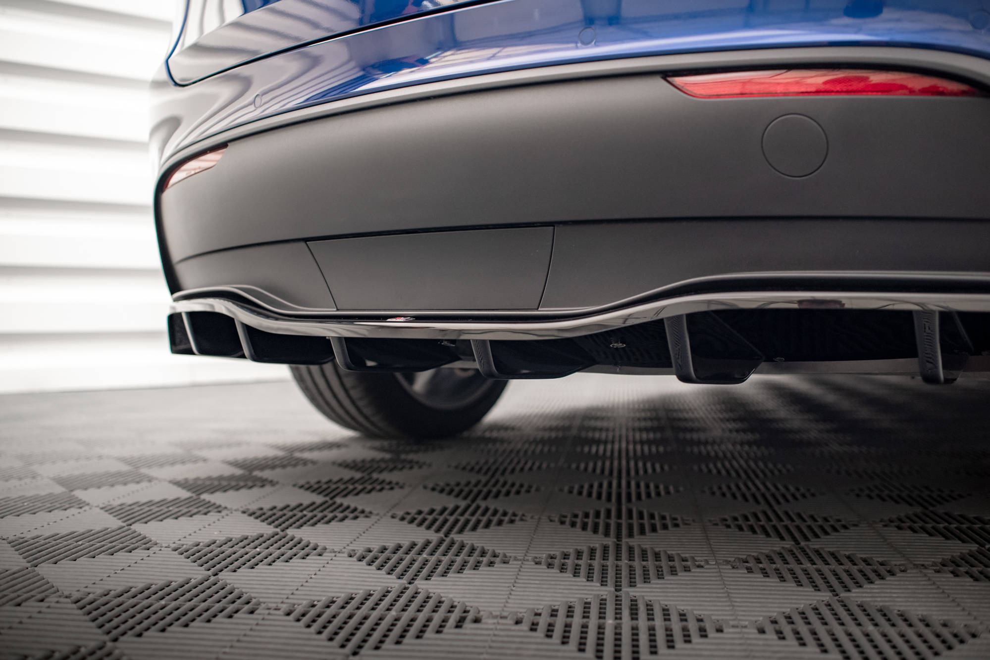 Rear Splitter (with vertical bars) Tesla Model Y - Image 4