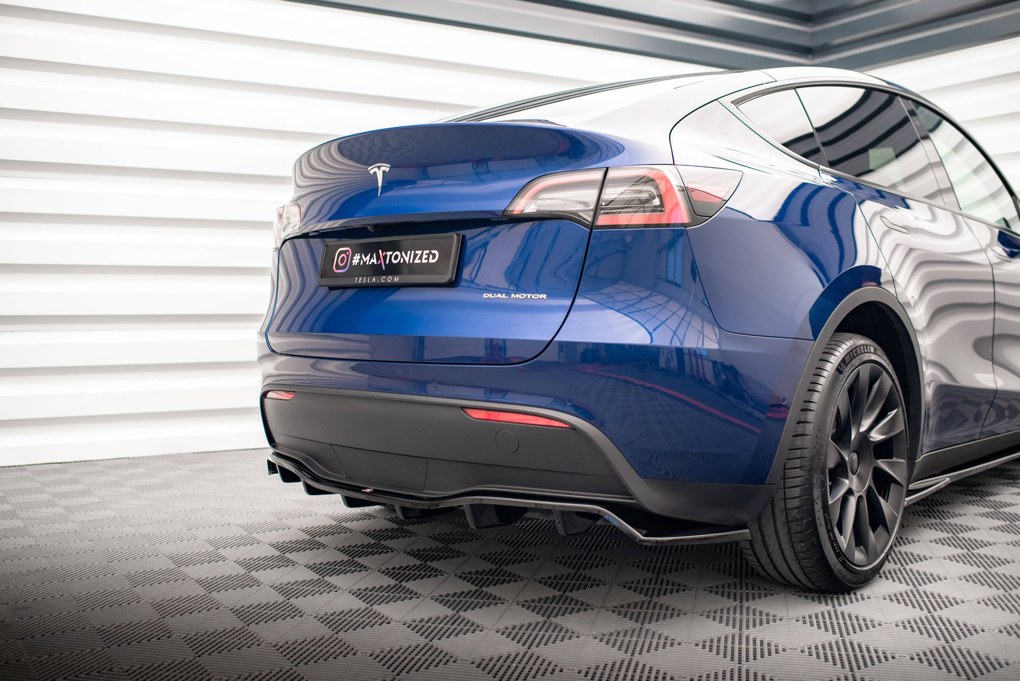 Rear Splitter (with vertical bars) Tesla Model Y - Image 5