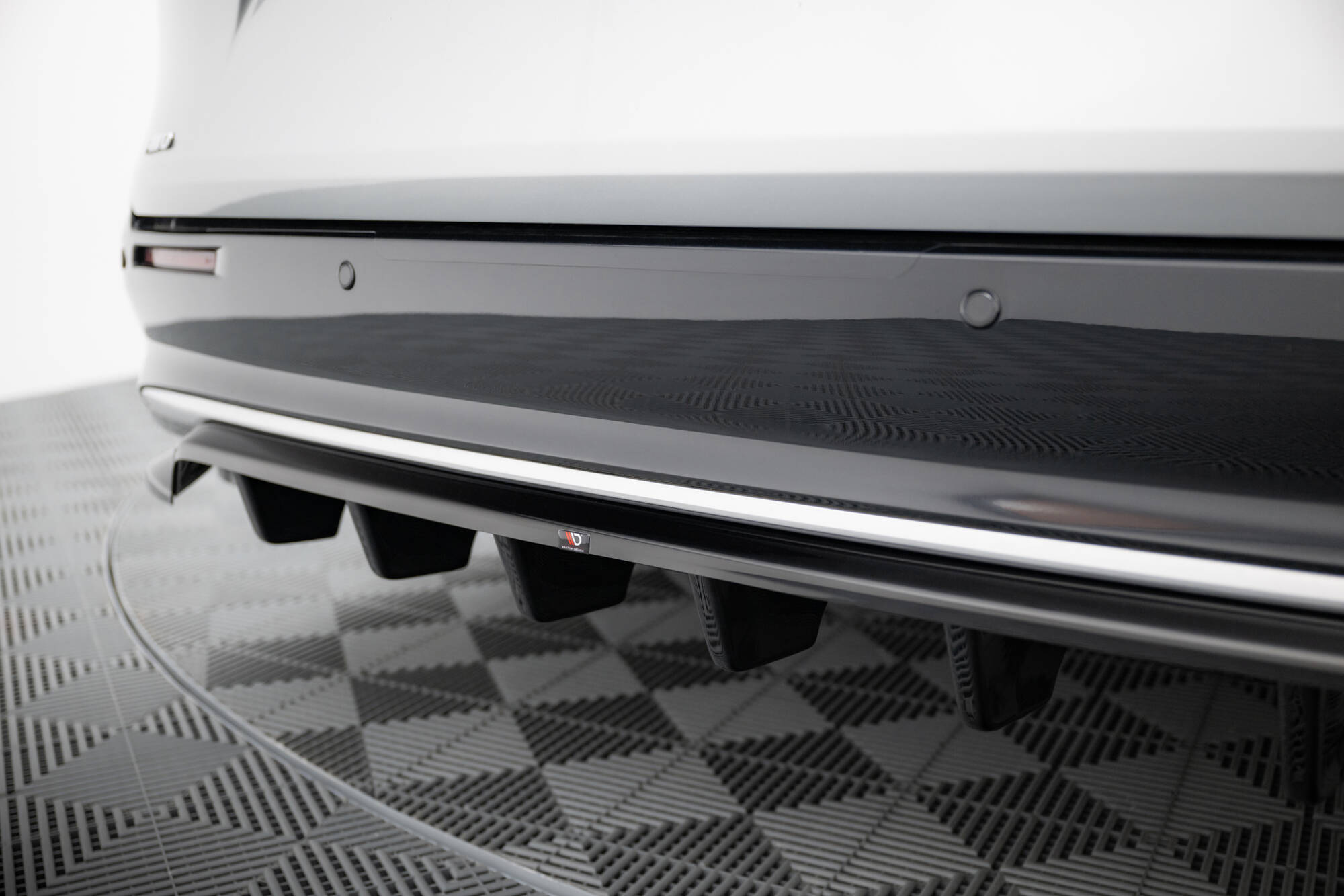 Rear Splitter (with vertical bars) Toyota Sienna Mk4 - Image 3