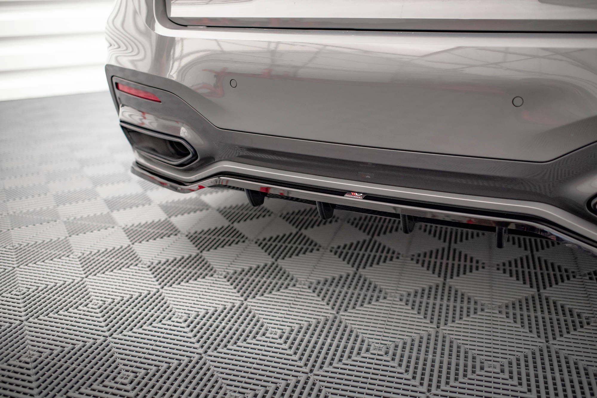 Rear Splitter (with vertical bars) V.1 BMW 7 M-Pack G11 / G12 Facelift - Image 2