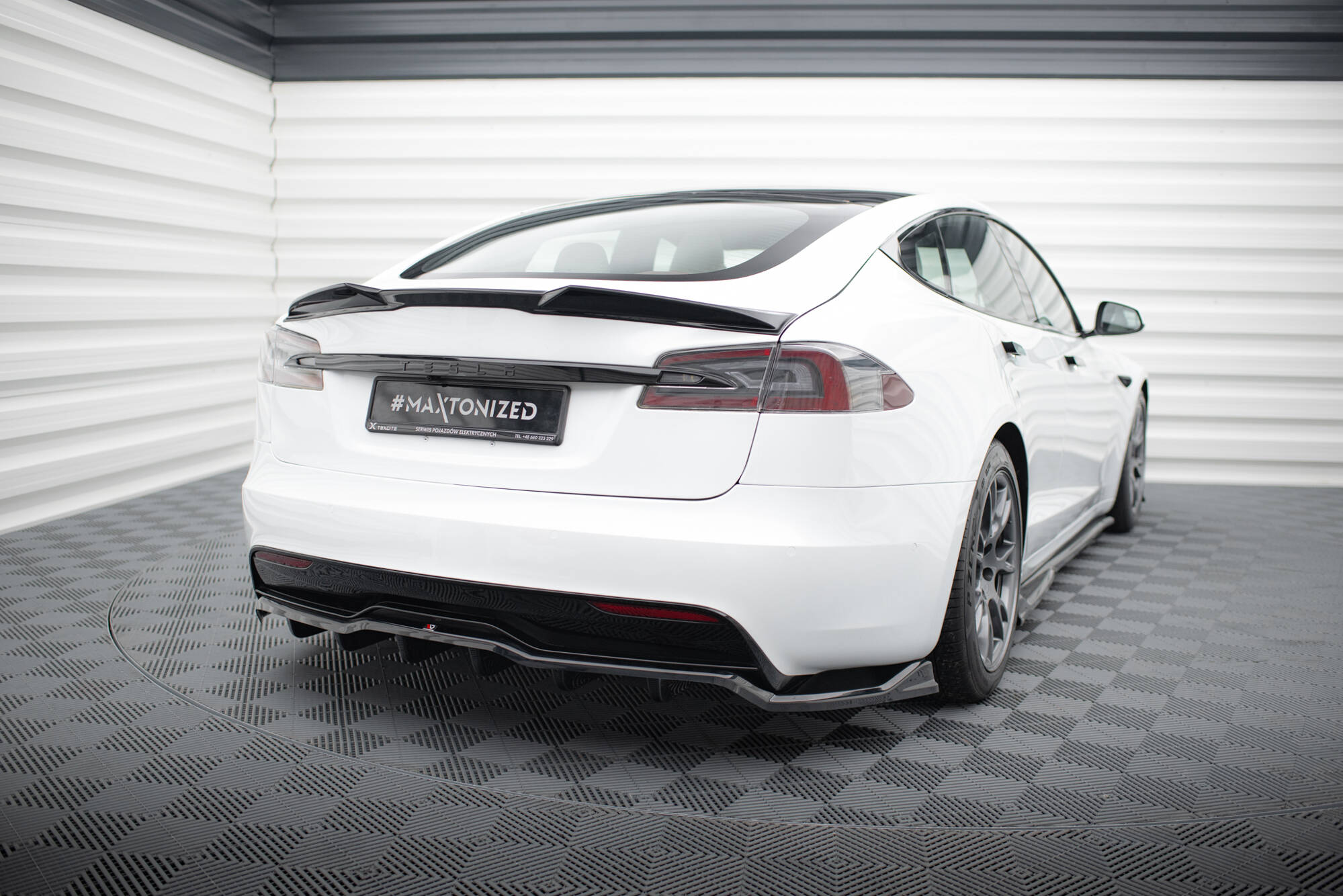 Rear Splitter (with vertical bars) V.1 Tesla Model S Plaid Mk1 Facelift - Image 2