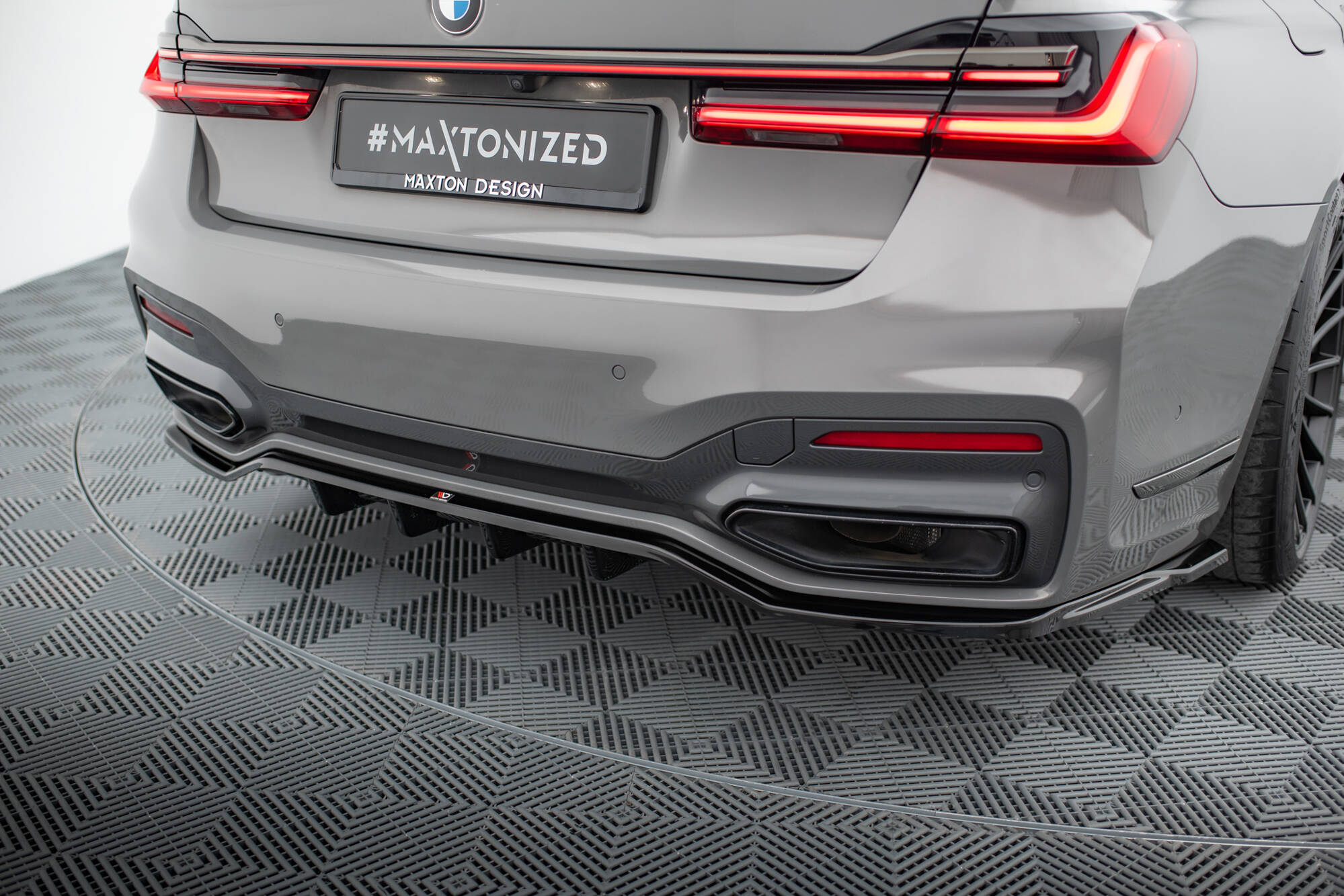 Rear Splitter (with vertical bars) V.2 BMW 7 M-Pack G11 / G12 Facelift - Image 2