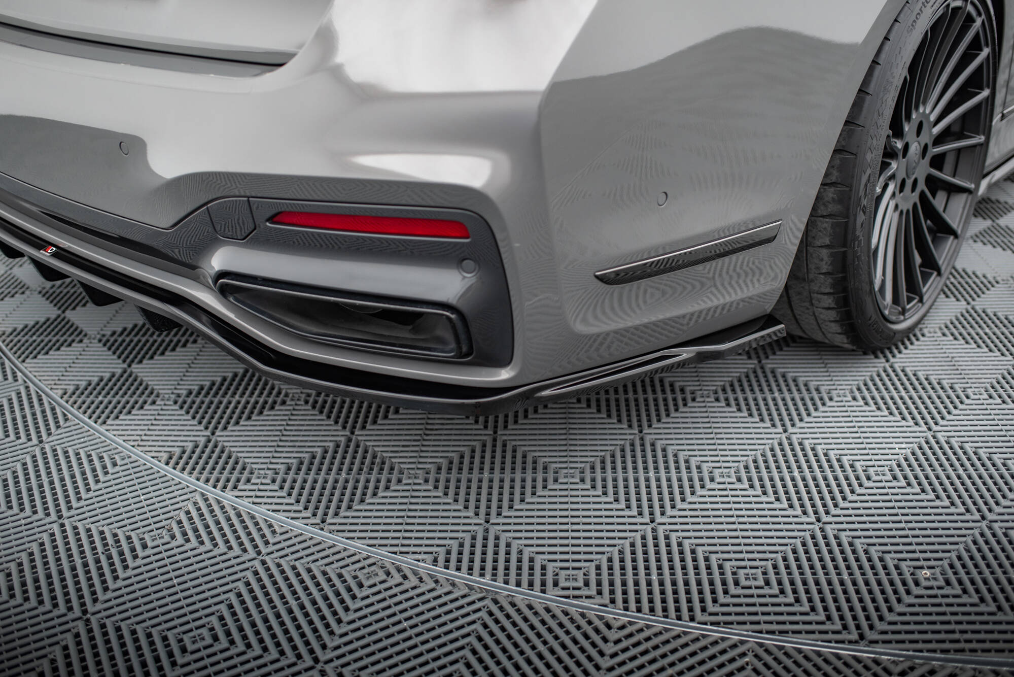 Rear Splitter (with vertical bars) V.2 BMW 7 M-Pack G11 / G12 Facelift - Image 3