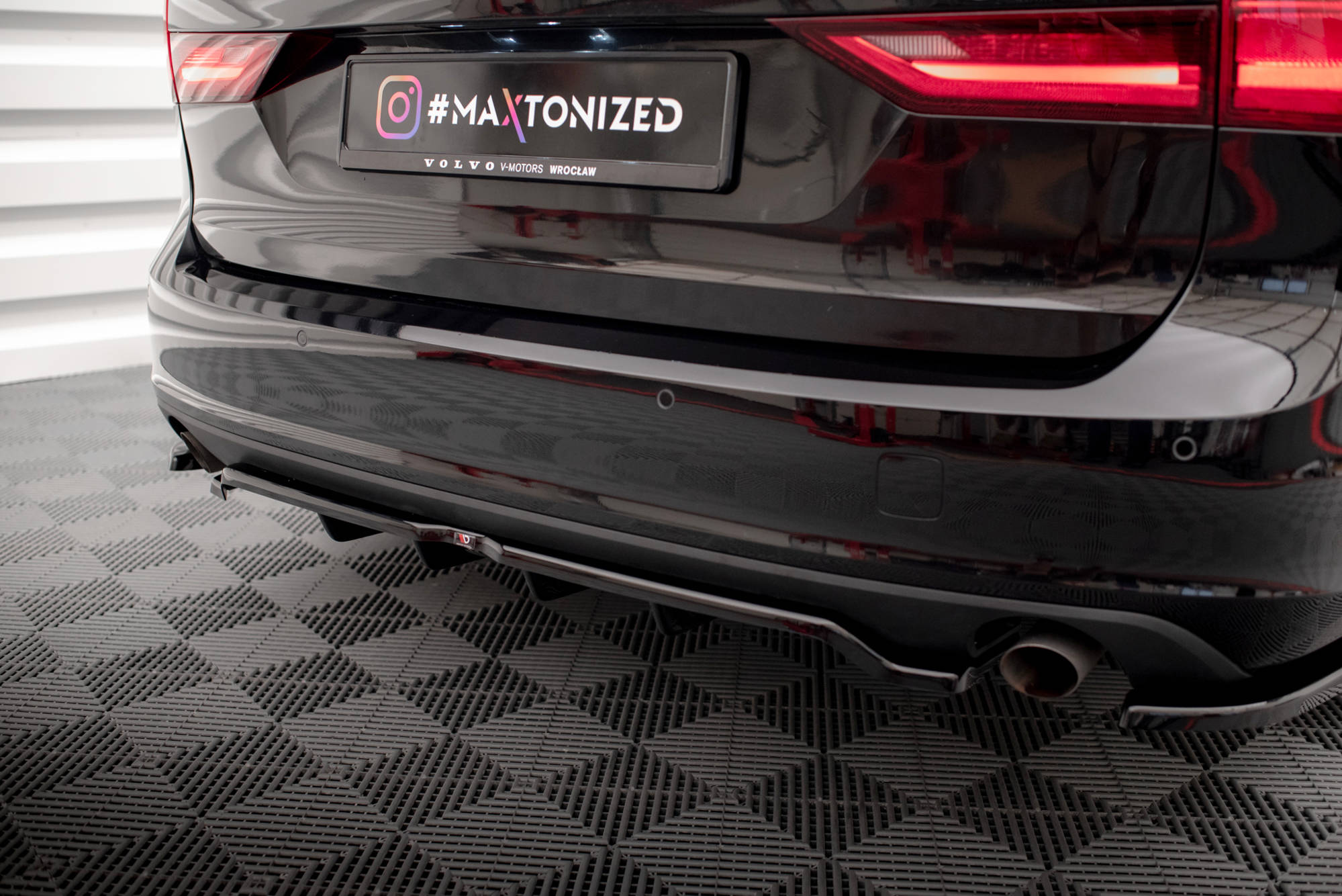 Rear Splitter (with vertical bars) V.2 Volvo V90 Mk2 - Image 2