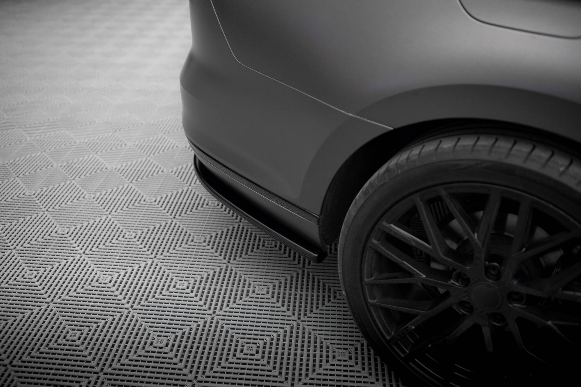 Rear Splitter (with vertical bars) Volkswagen Passat R-Line B8 - Image 4