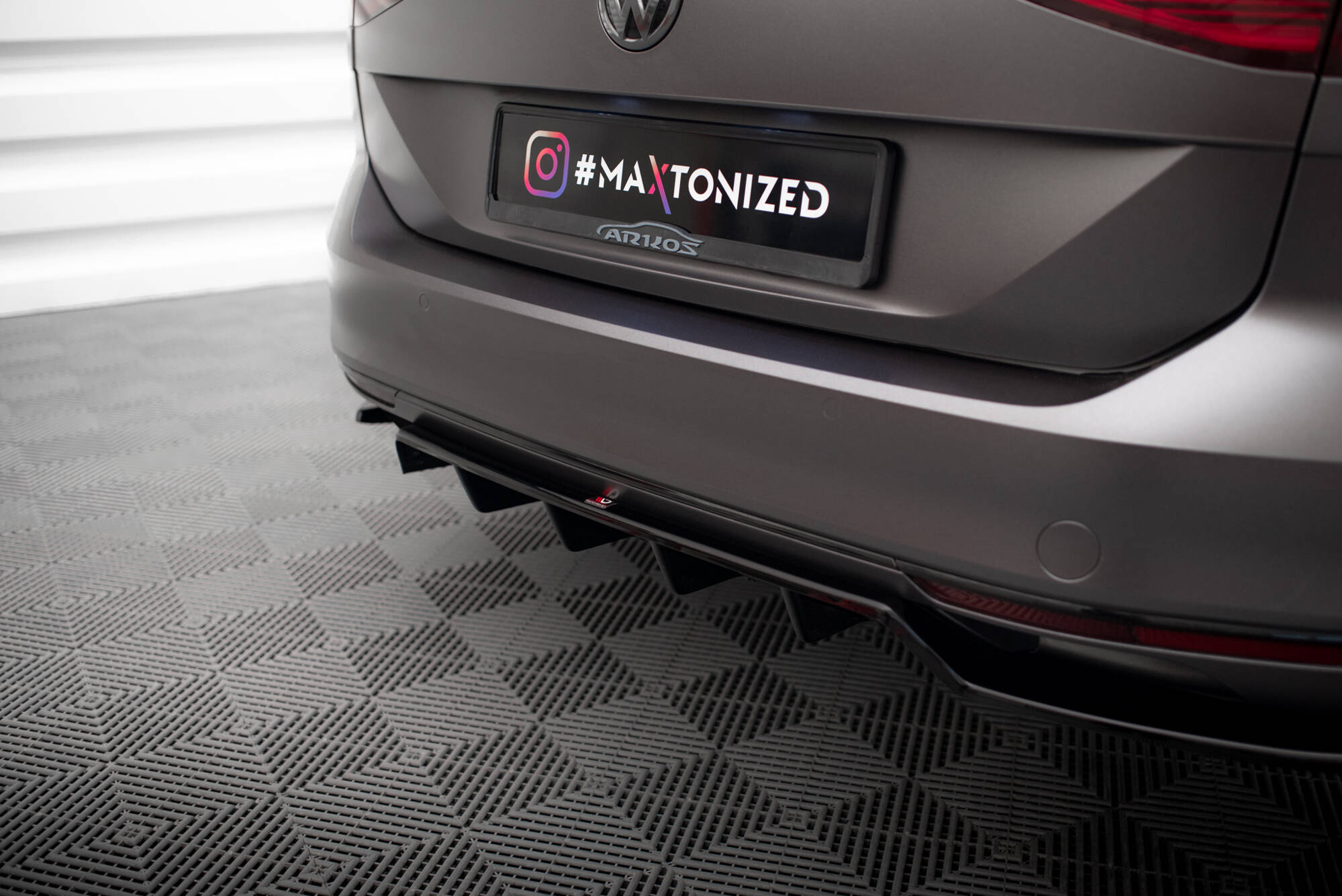 Rear Splitter (with vertical bars) Volkswagen Passat R-Line B8 - Image 5