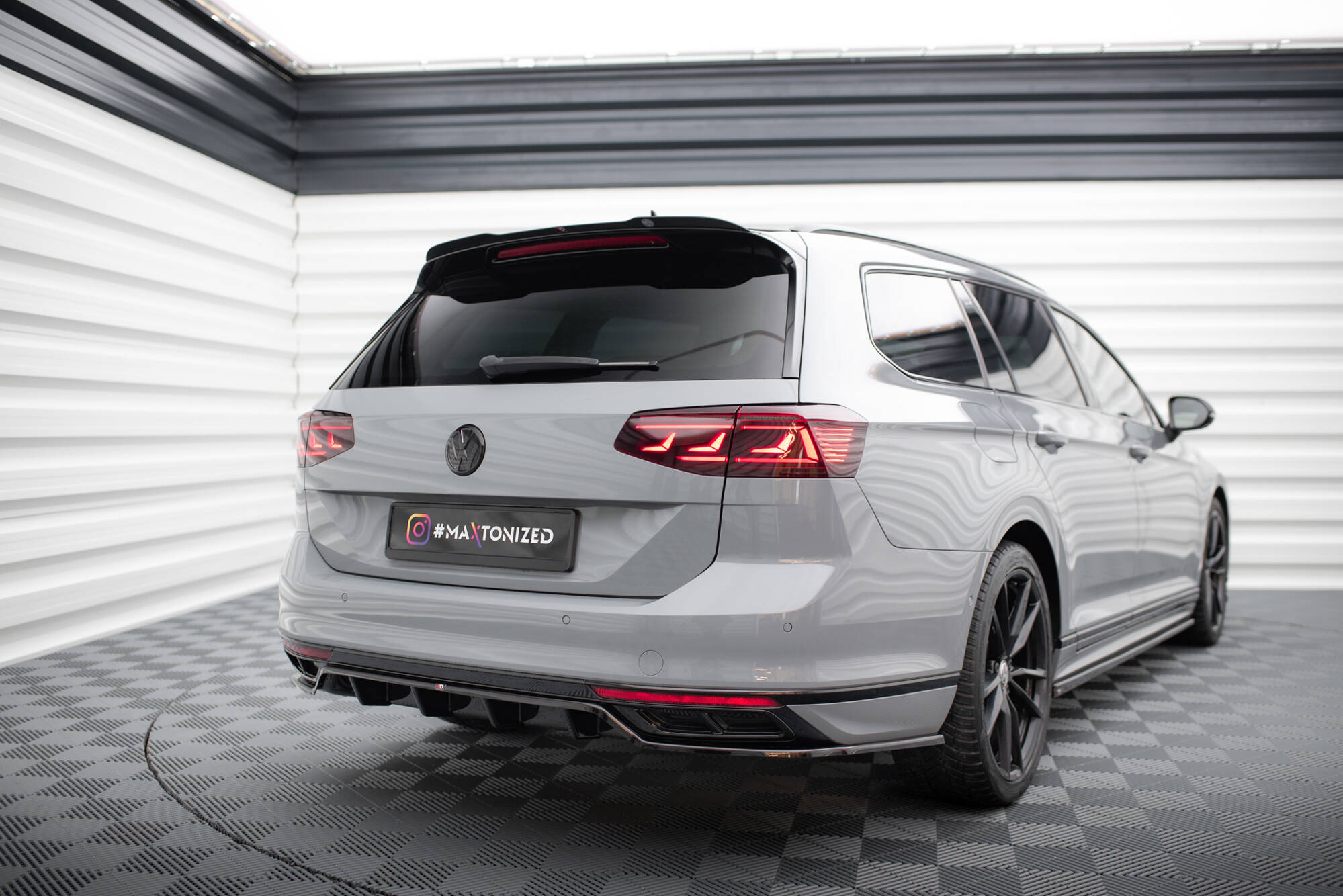 Rear Splitter (with vertical bars) Volkswagen Passat R-Line B8 Facelift - Image 3