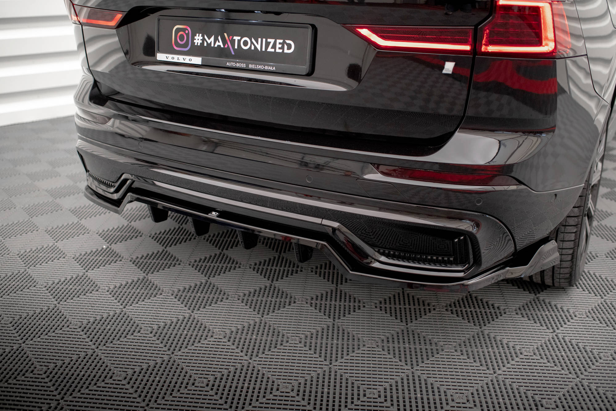 Rear Splitter (with vertical bars) Volvo XC60 R-Design Mk2 Facelift - Image 2