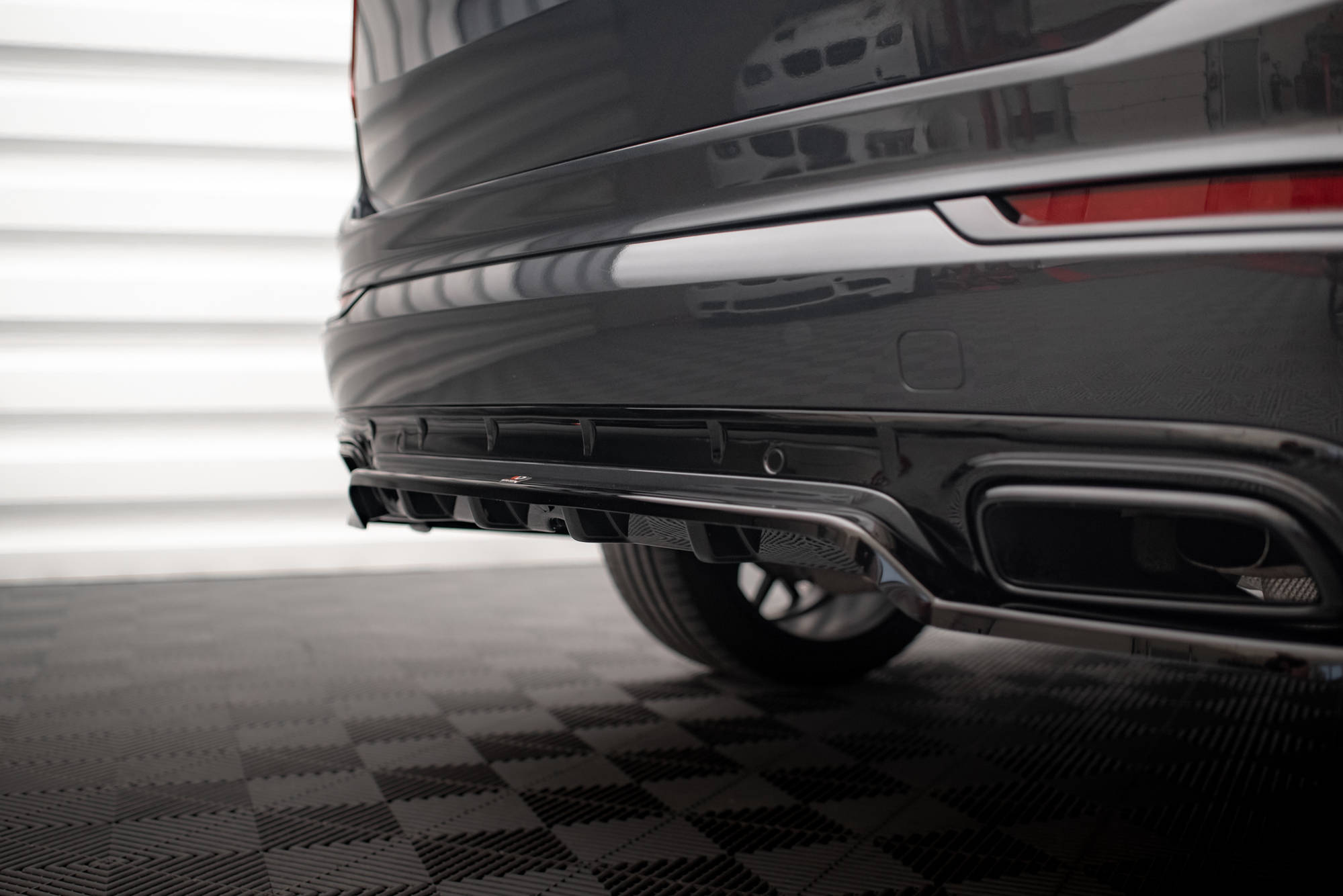 Rear Splitter (with vertical bars) Volvo XC90 R-Design Mk2 Facelift - Image 4