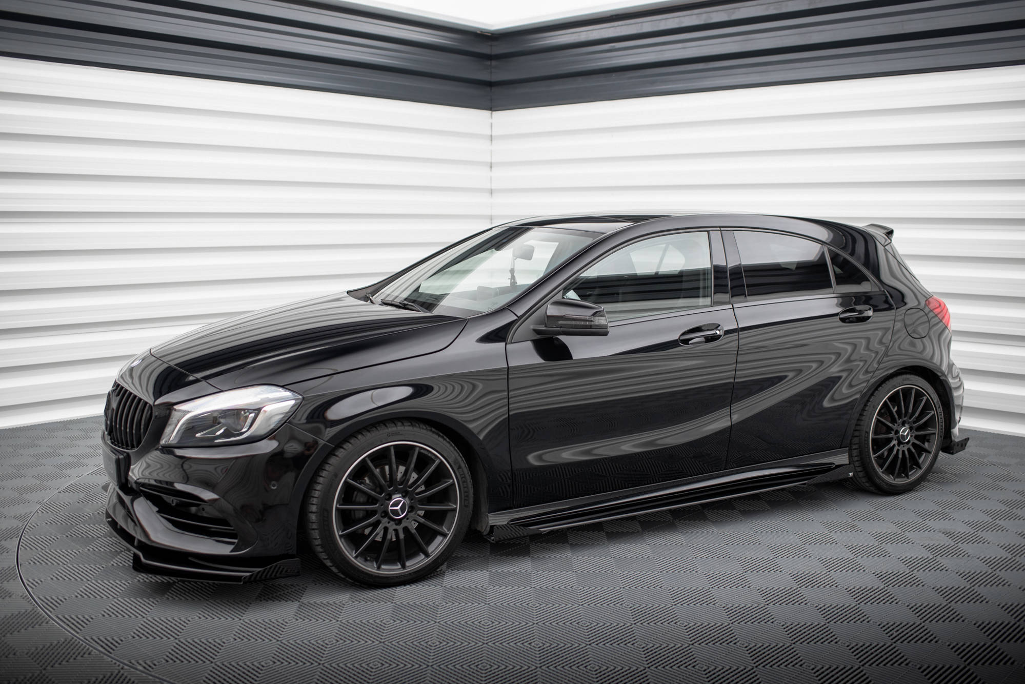 Side Flaps Mercedes-Benz A AMG-Line W176 Facelift - Image 2
