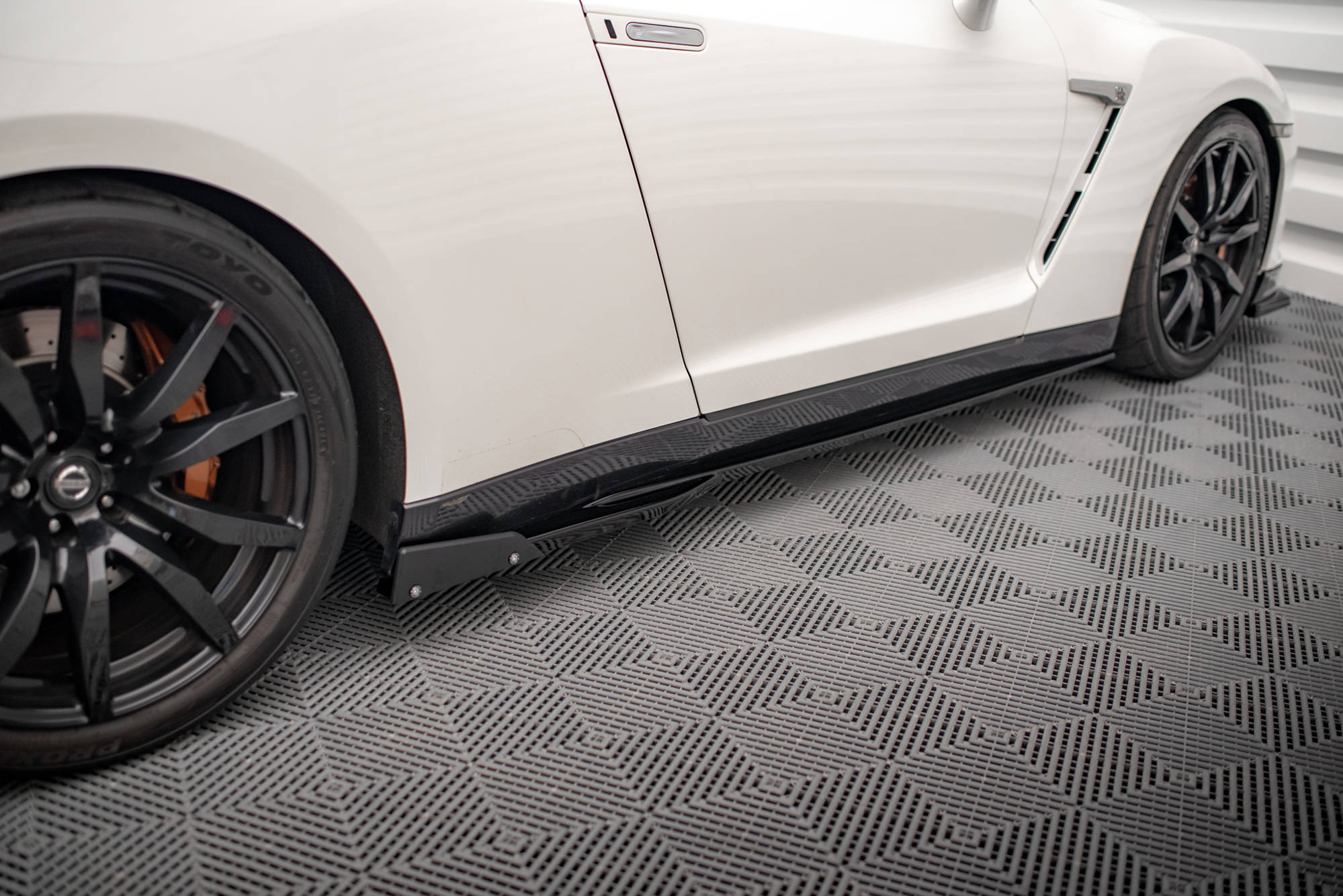 Side Skirts Diffusers + Flaps Nissan GTR R35 Facelift - Image 2