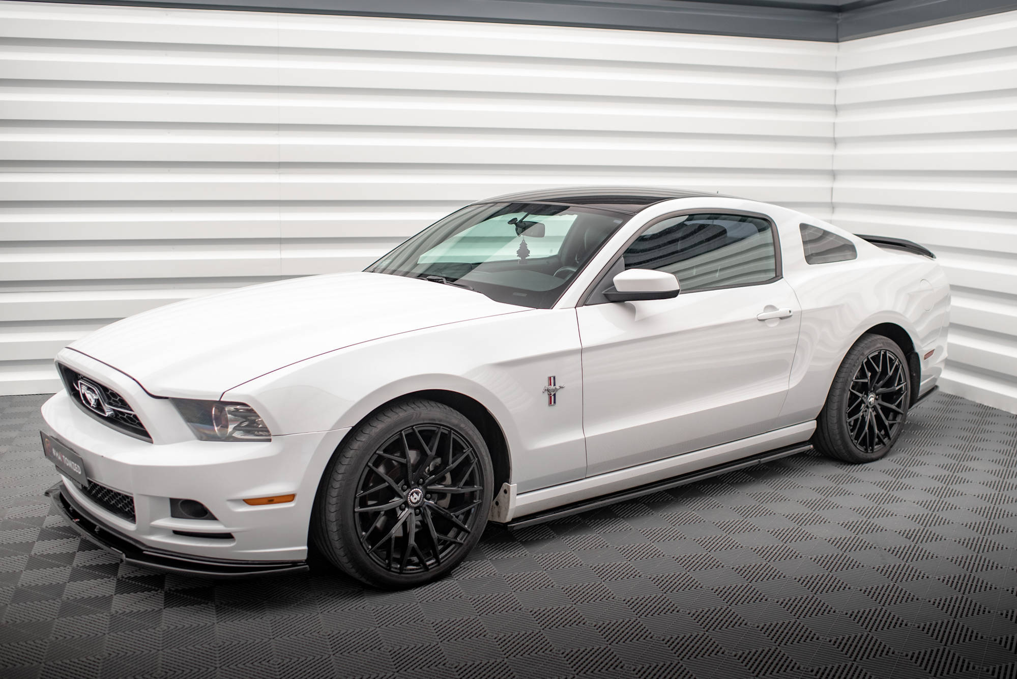 Side Skirts Diffusers Ford Mustang Mk5 Facelift - Image 2