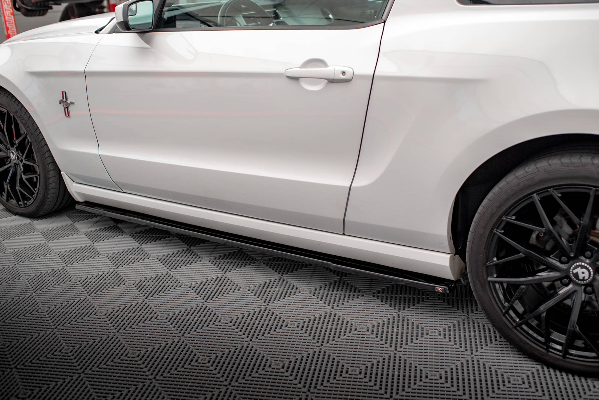 Side Skirts Diffusers Ford Mustang Mk5 Facelift - Image 3