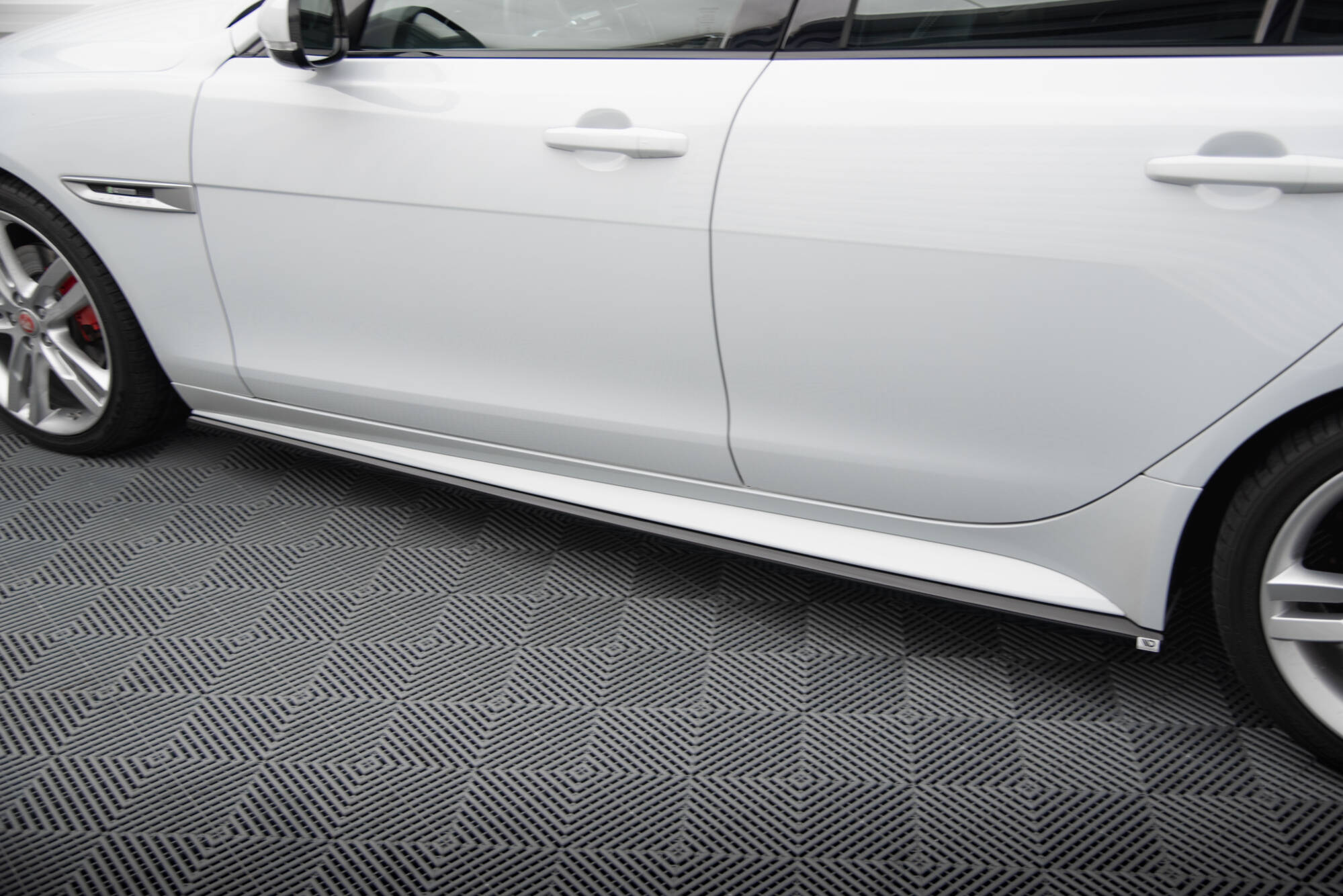 Side Skirts Diffusers Jaguar XE R-Sport X760 - Image 3