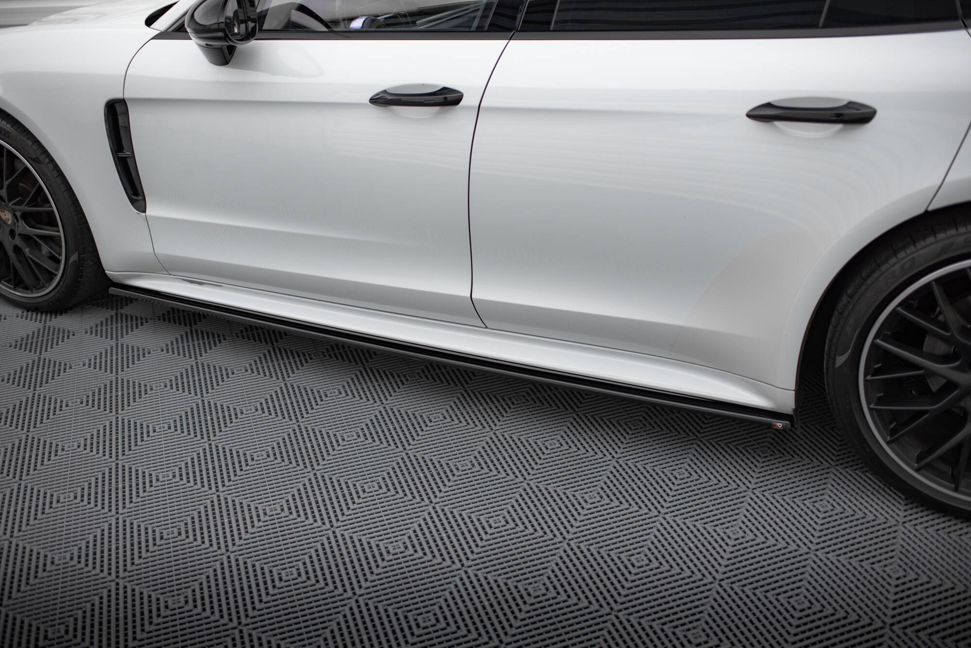 Side Skirts Diffusers Porsche Panamera GTS 971 - Image 3