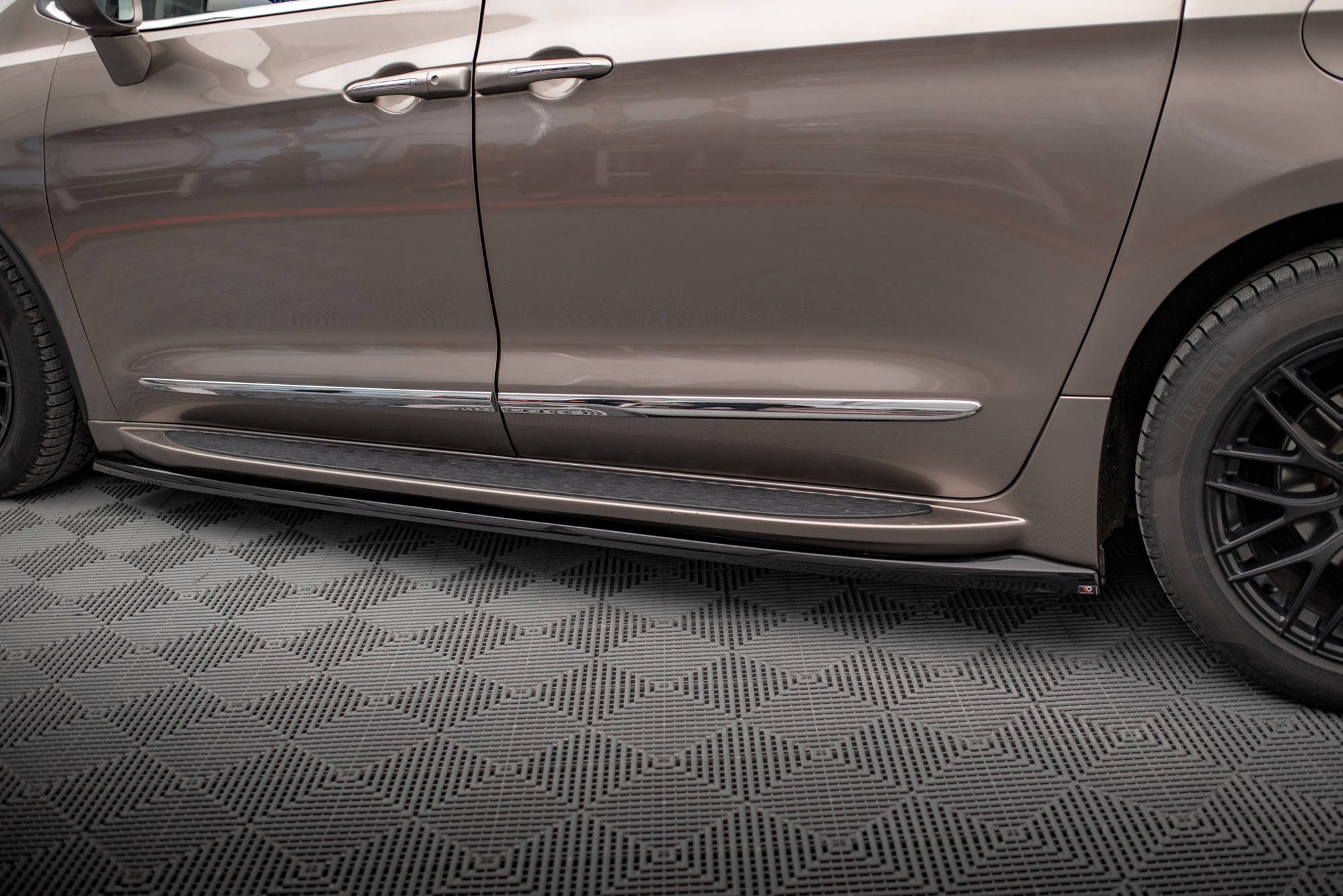 Side Skirts Diffusers V.1 Chrysler Pacifica Mk2 - Image 3