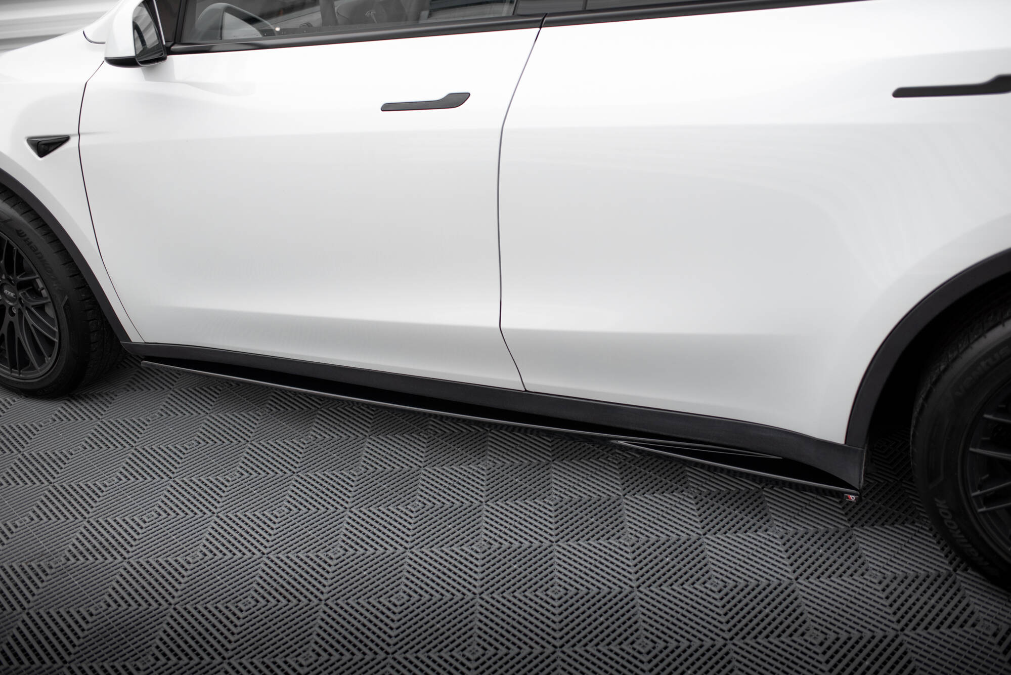 Side Skirts Diffusers V.1 Tesla Model Y - Image 4
