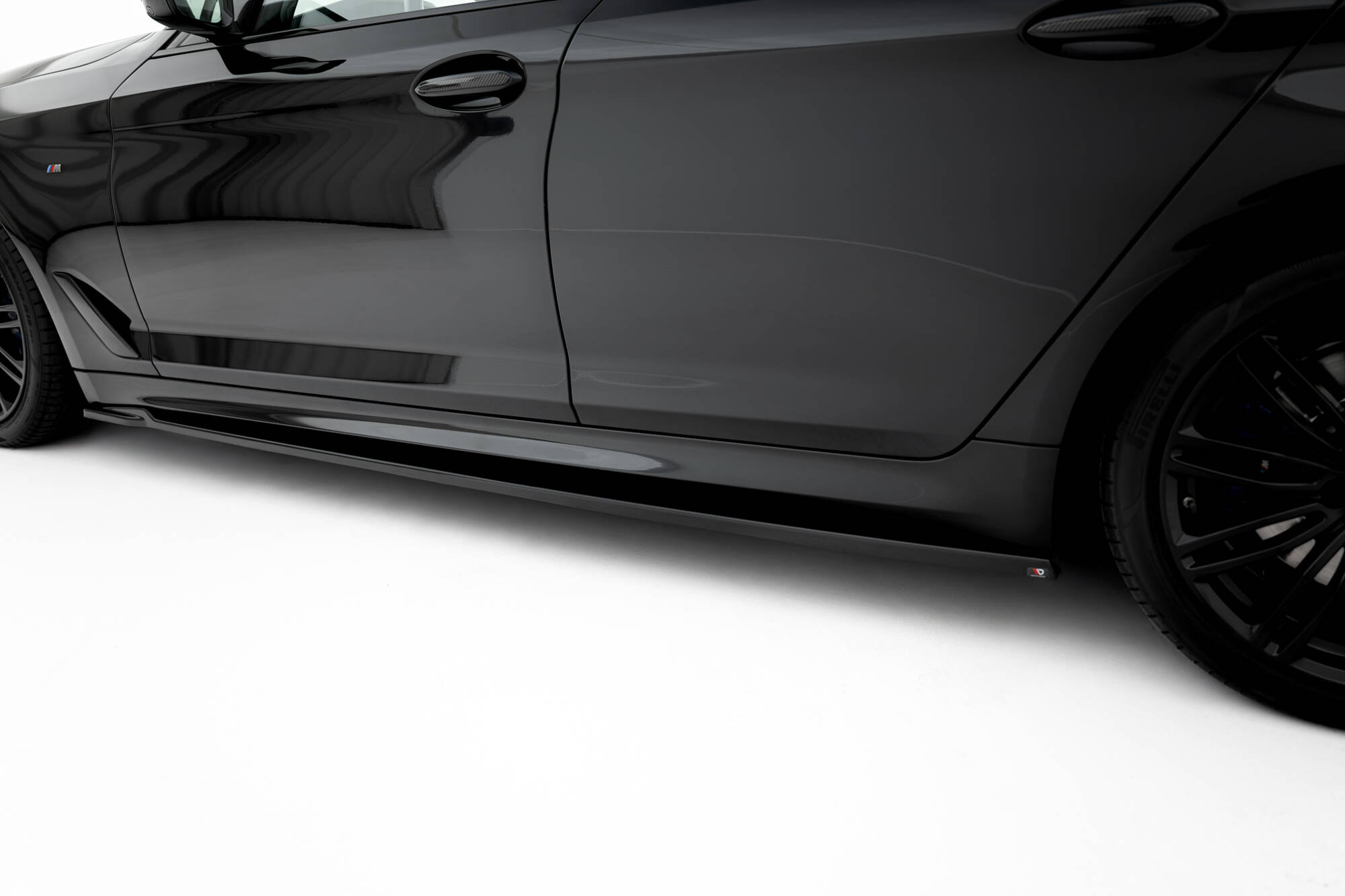 Side Skirts Diffusers V.2 BMW M550i / M550d Sedan / Touring G30 / G30 Facelift - Image 3