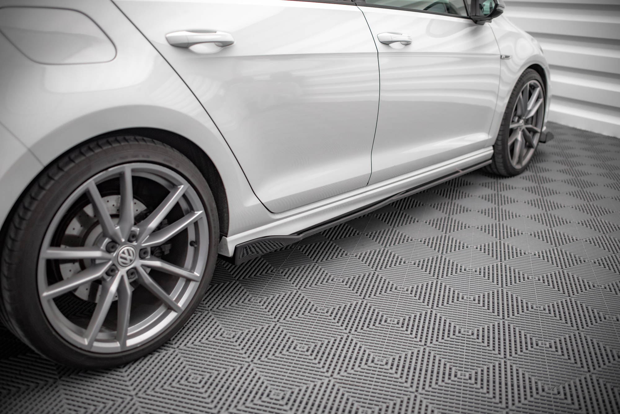 Side Skirts Diffusers V.2 Volkswagen Golf R / R-Line Mk7 - Image 3
