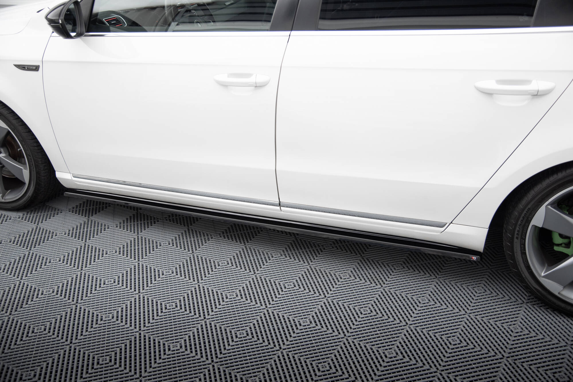 Side Skirts Diffusers Volkswagen Passat B7 - Image 3