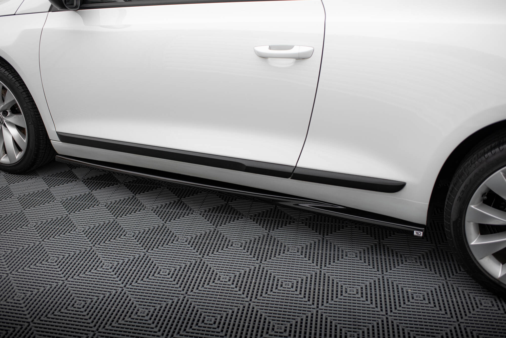 Side Skirts Diffusers Volkswagen Scirocco Mk3 Facelift - Image 2