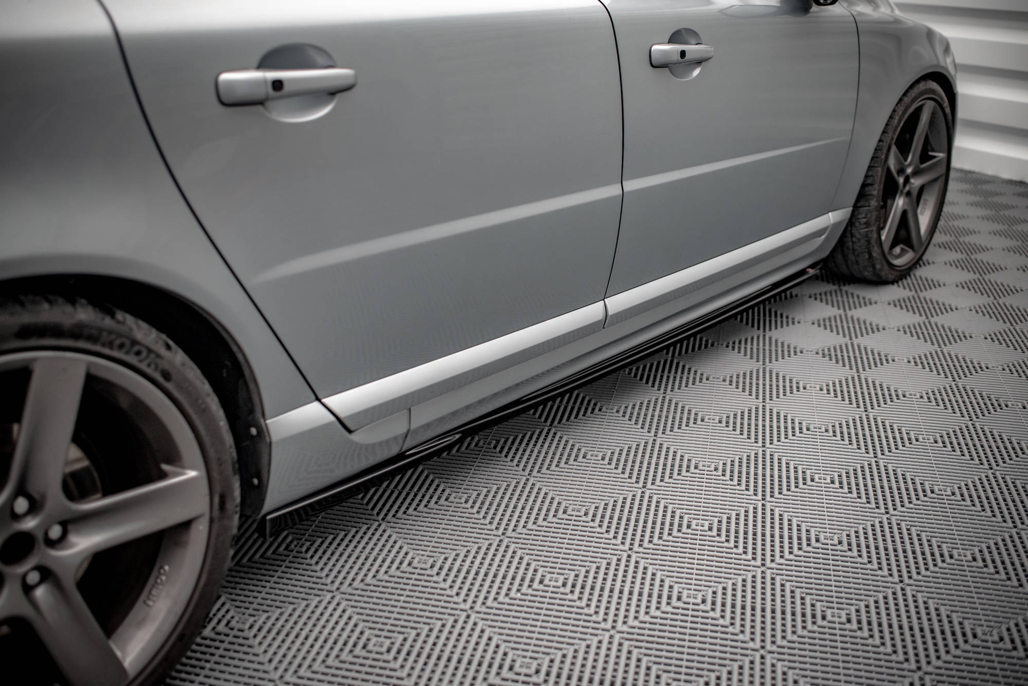 Side Skirts Diffusers Volvo V70 Mk3 - Image 2